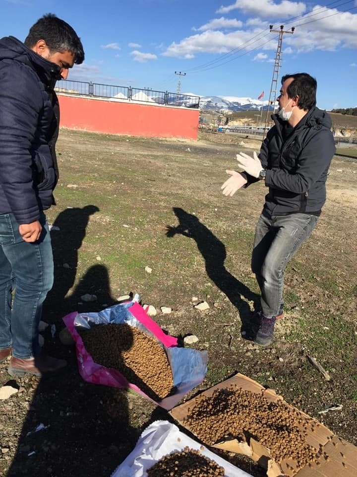 Sarıkamış Kaymakamlığı Sokak Hayvanları İçin Mama Ve Su Bıraktı