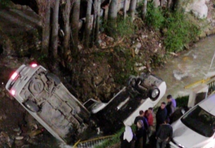 Kafa Kafaya Çarpıp Dereye Uçan Araçtan Sağ Kurtuldular