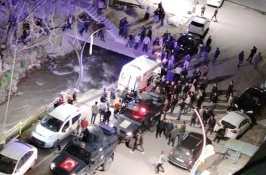 Kafa Kafaya Çarpıp Dereye Uçan Araçtan Sağ Kurtuldular