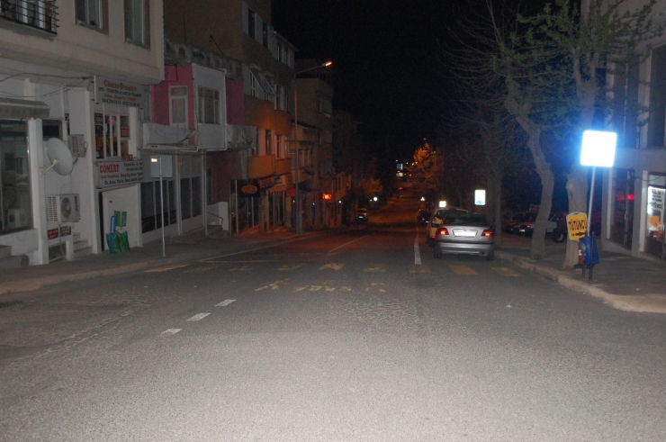 Sokaklar Boşaldı, Köpekler Oyun Yaptı