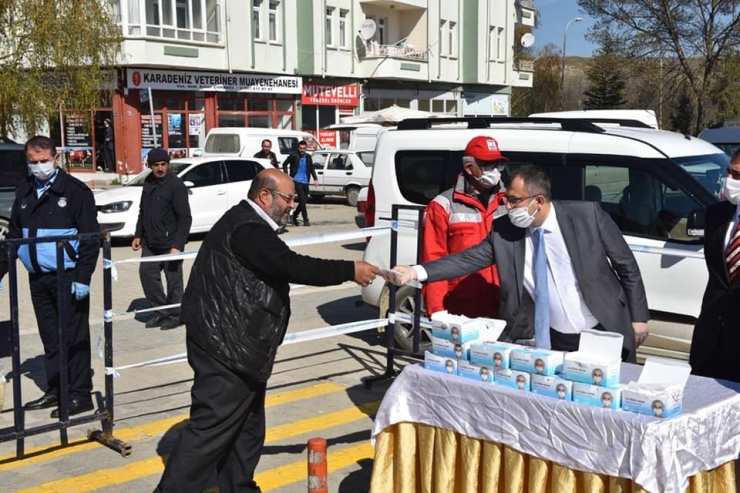 Başkan Çatal, Pazaryerinde Vatandaşa Ücretsiz Maske Dağıttı