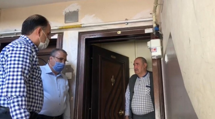 Kapı Kapı Gezip Maske Ve Yardım Kolisi Dağıttılar