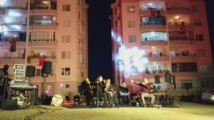 Sanatçılar Söyledi, Onlar Balkondan Eğlendi