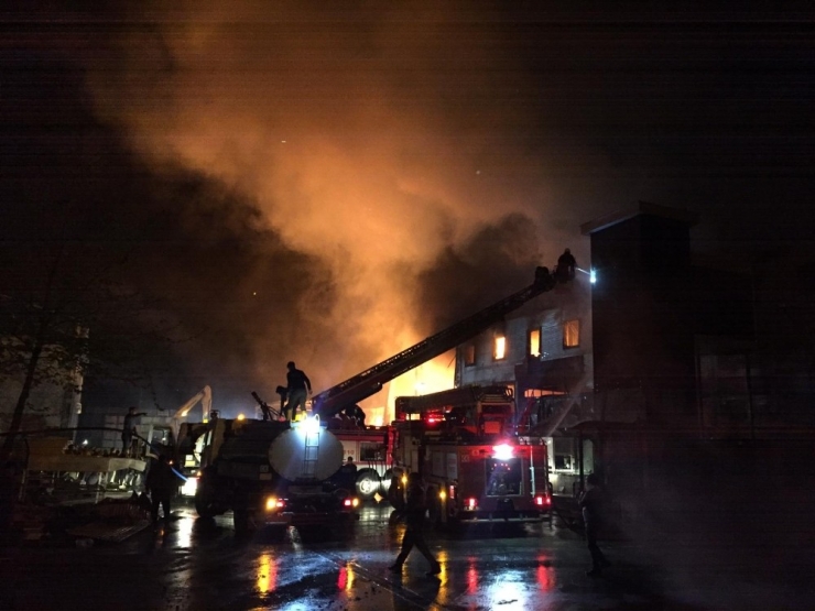 Trabzon’da Balık Fabrikasının Soğuk Hava Deposundaki Yangın Kontrol Altına Alındı