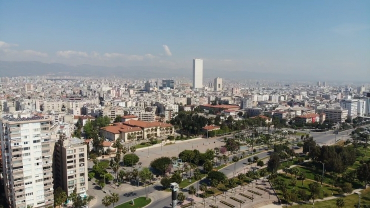 Mersin’de Cadde Ve Sokaklar Boşaldı
