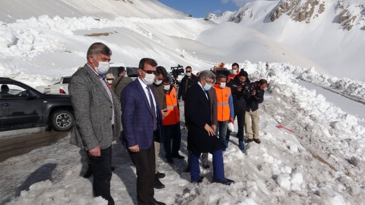 Vali Bilmez’den, Karla Mücadele Ekiplerine Moral Ziyareti
