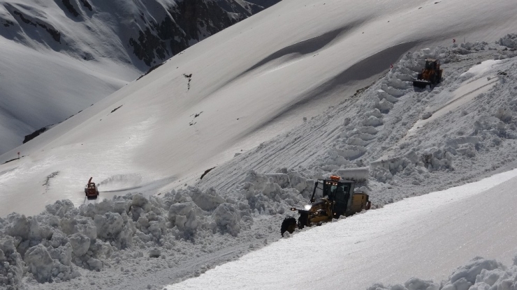 Vali Bilmez’den, Karla Mücadele Ekiplerine Moral Ziyareti