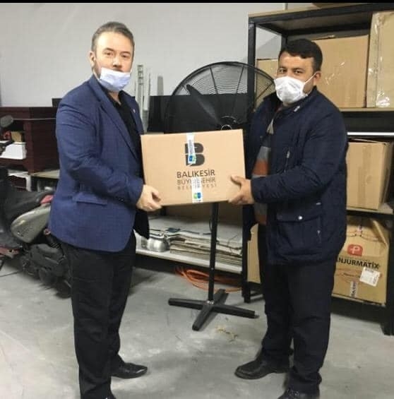 Burhaniye’de Ak Parti İhtiyaç Sahiplerine Yardım Kolisi Dağıttı