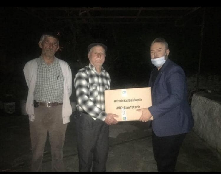 Burhaniye’de Ak Parti İhtiyaç Sahiplerine Yardım Kolisi Dağıttı