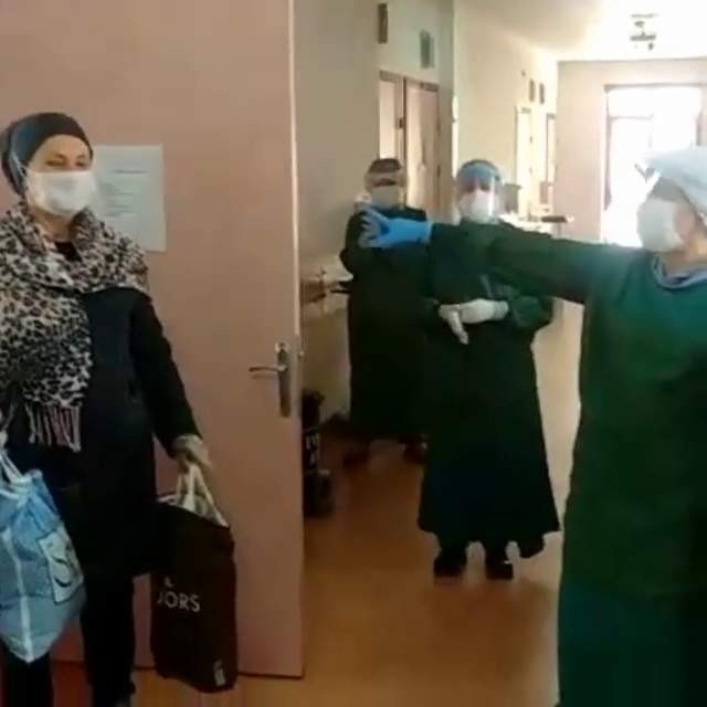 Sağlık Çalışanları Ve İyileşen Hastayla Karşılıklı Oynadı