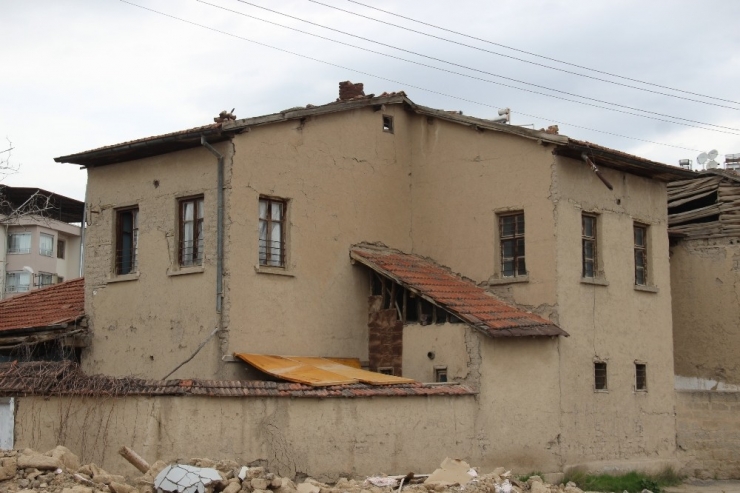 Kerpiç Konakta 90 Yıllık Tahıl Ambarları Ortaya Çıktı