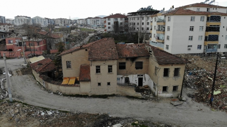 Kerpiç Konakta 90 Yıllık Tahıl Ambarları Ortaya Çıktı