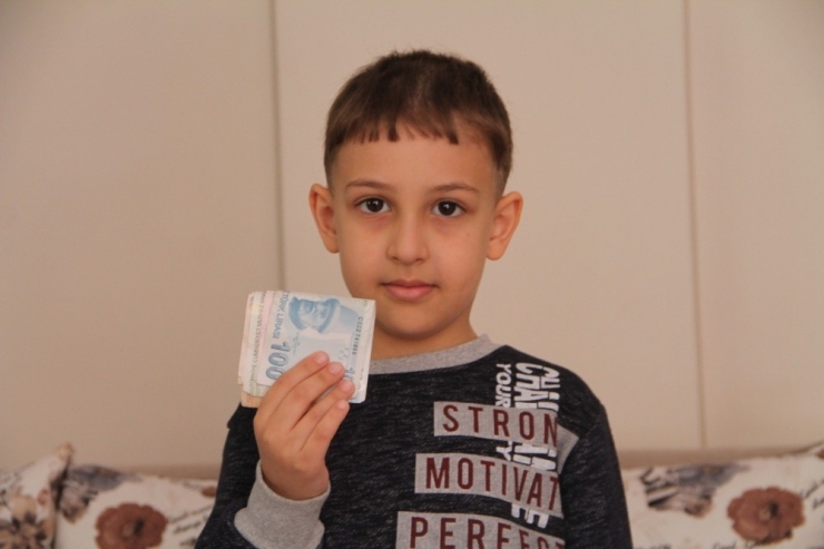 7 Yaşındaki Mustafa Kumbarasındaki 200 Tl’yi Kampanyaya Bağışladı