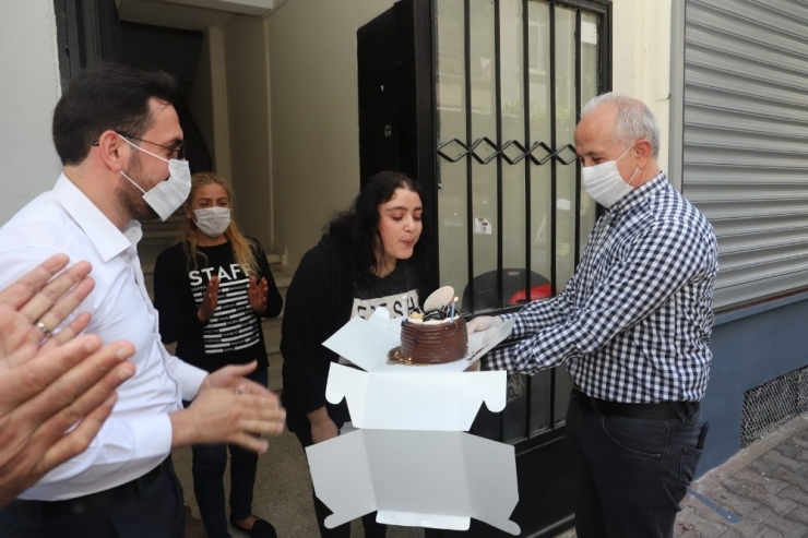 Gültak’tan Sokağa Çıkma Yasağında Sürpriz Doğum Günü Ziyareti