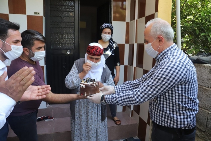 Gültak’tan Sokağa Çıkma Yasağında Sürpriz Doğum Günü Ziyareti