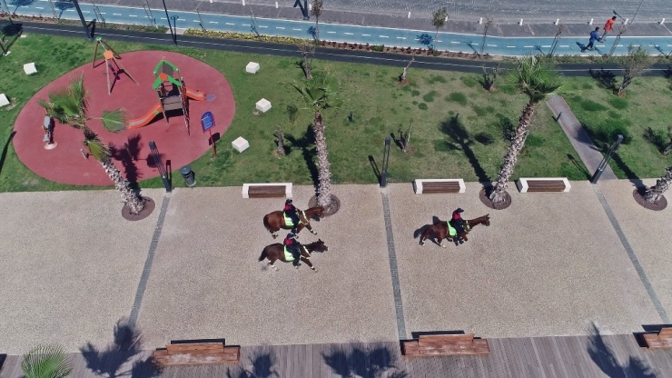 Araç Ve Yaya Trafiğine Kapatılan Dünyaca Ünlü Sahil Atlı Birliklerin Kontrolünde