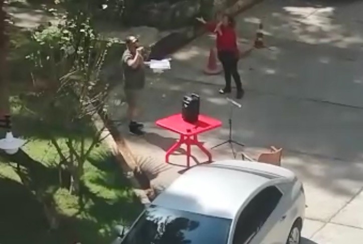 Evlerine Kapanan Site Sakinlerine Evli Çiftten Açık Hava Konseri