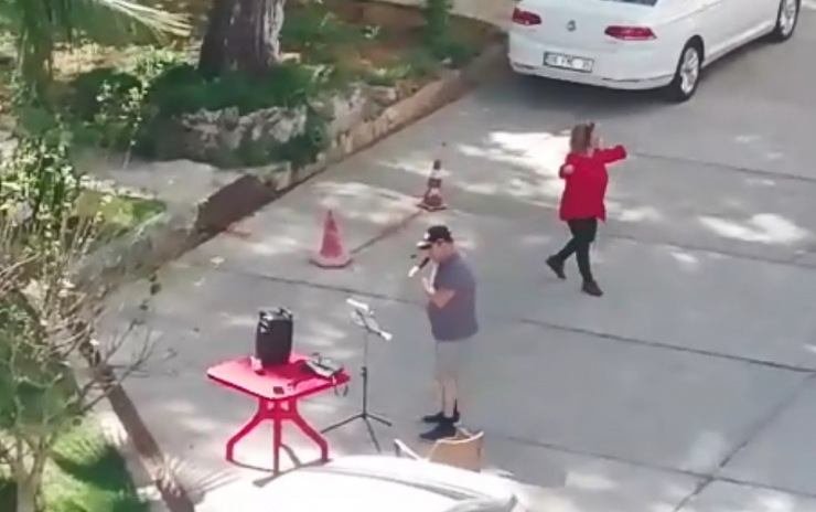 Evlerine Kapanan Site Sakinlerine Evli Çiftten Açık Hava Konseri