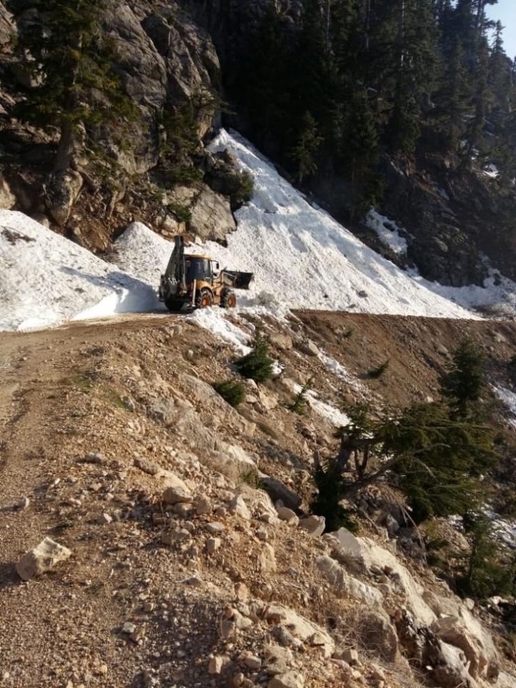 Antalya’da Karla Kaplı Yayla Yolları Ulaşıma Açıldı
