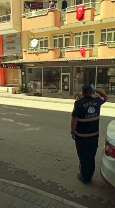 Mahalleliden Zabıta Ekiplerine İstiklal Marşı Sürprizi