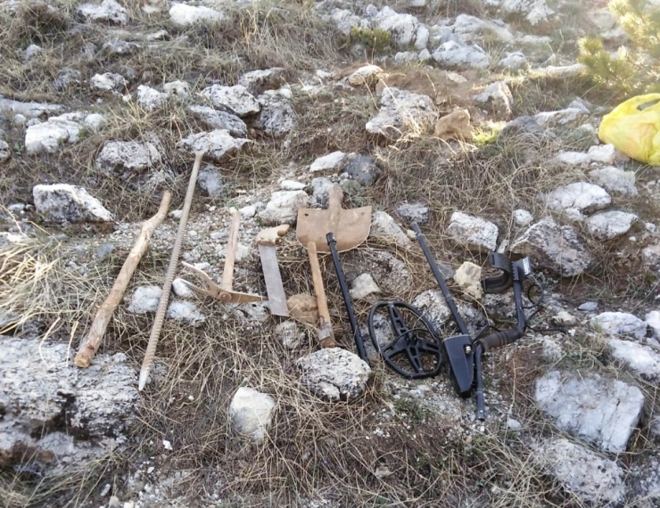 Alanya’da Kamp Kurarak Kaçak Kazı Yapan Baba-oğul Yakalandı