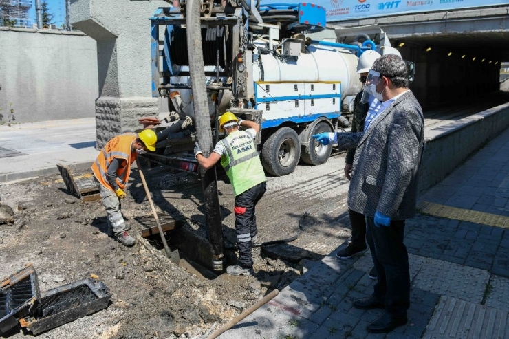 Aski Ekipleri Ulus’taki Eski Atık Su Hattını Yeniliyor