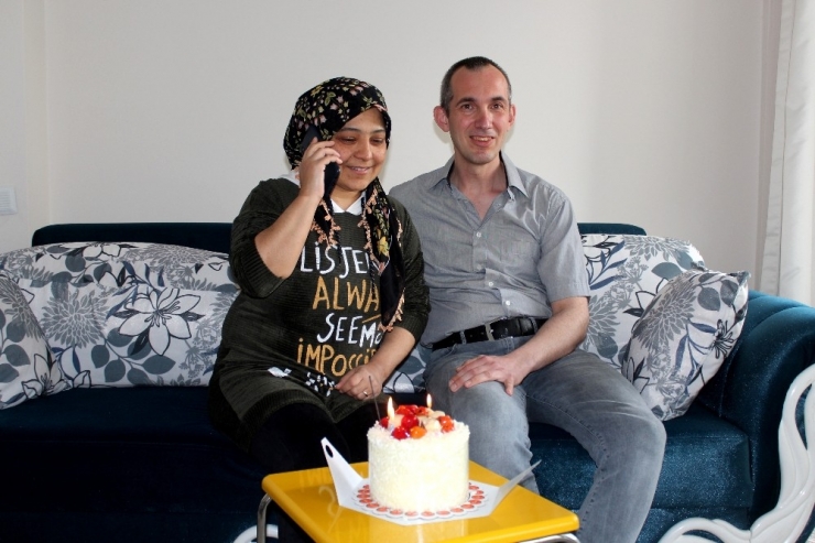 Evden Çıkamayan Çift Belediye Başkanından Doğum Günü Pastası İstedi