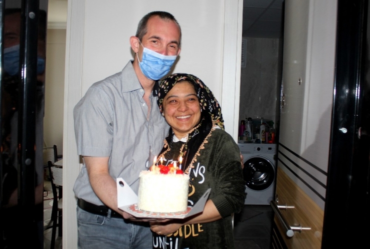 Evden Çıkamayan Çift Belediye Başkanından Doğum Günü Pastası İstedi