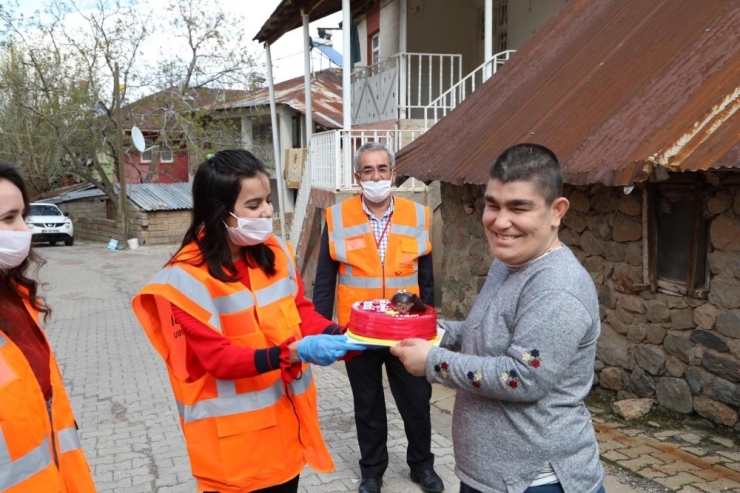 Down Sendromlu Nesrin’e Doğum Günü Sürprizi