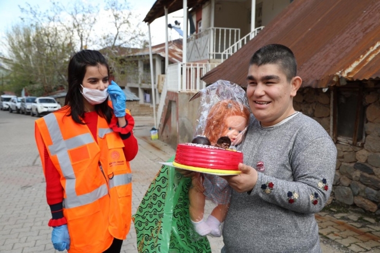 Down Sendromlu Nesrin’e Doğum Günü Sürprizi