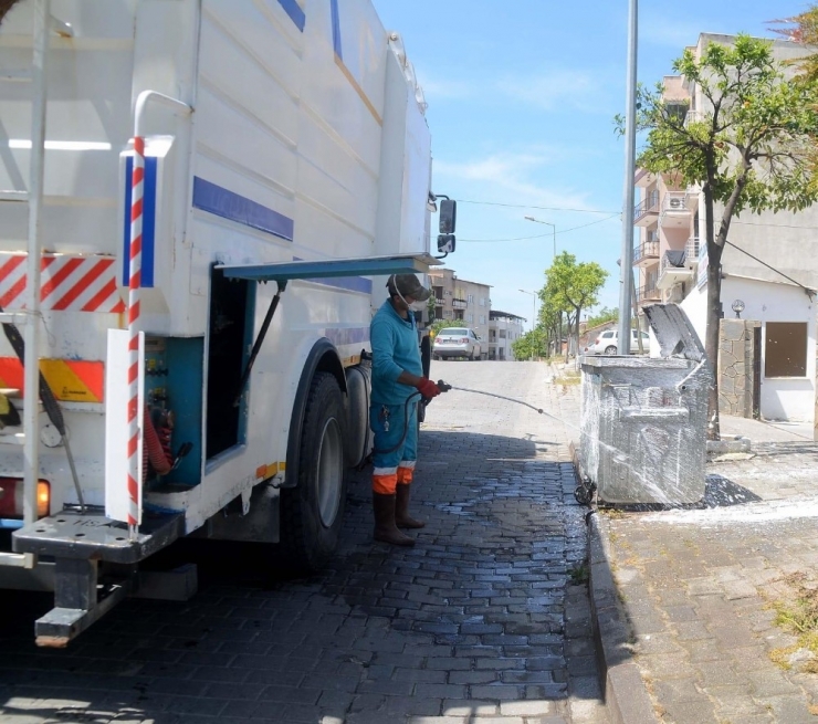 Kuşadası’nda Cadde Ve Sokaklar Dezenfekte Edildi