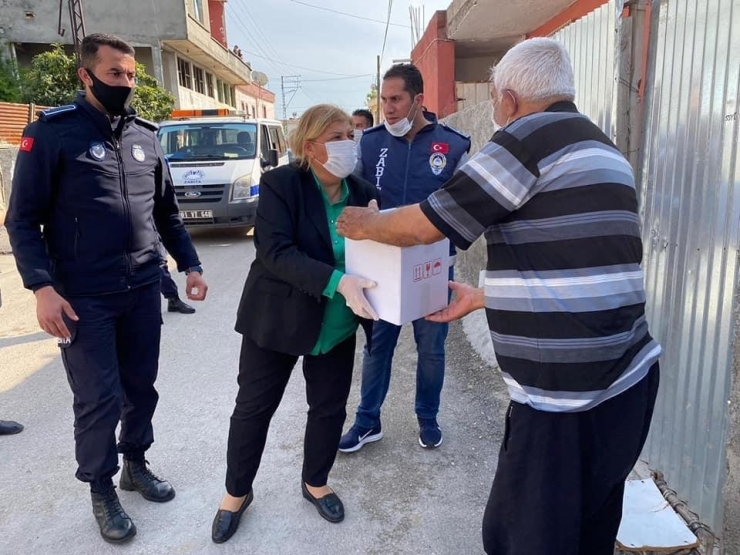 Başkan Erdem Ev Ev Dolaşarak Yardım Kolisi Dağıtıyor