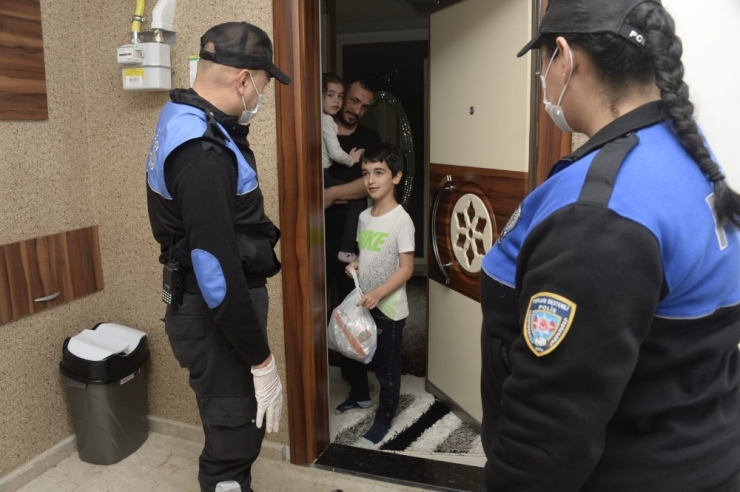 Çocuklara Emniyet Müdüründen Çikolata