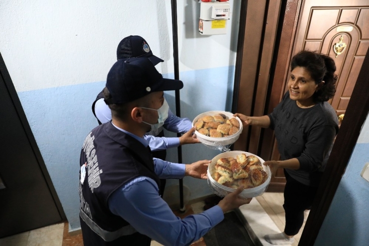 Büyükşehir Ekiplerine Sokağa Çıkma Kısıtlamasında Pasta Sürprizi