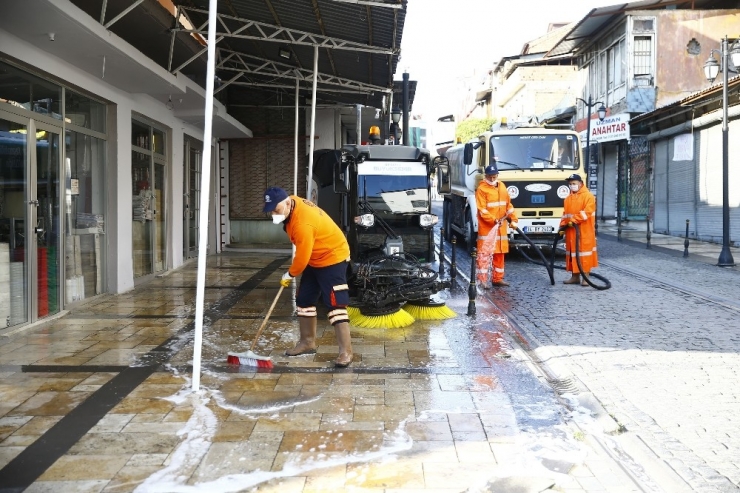 Büyükşehir Belediyesi Tedbirlere Uyan Vatandaşlara Hizmette