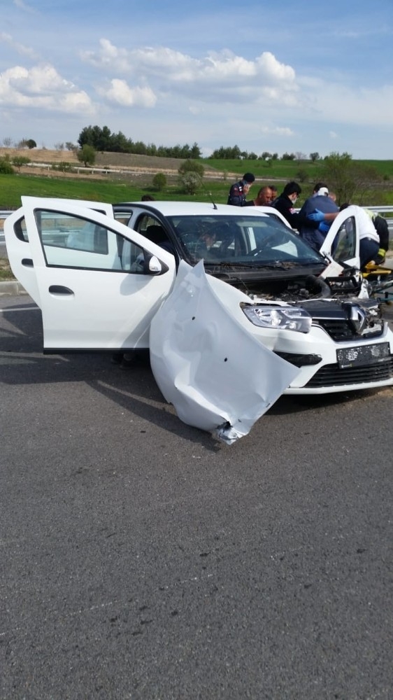 Kontrolden Çıkan Otomobil Karşı Şeride Geçti: 3 Yaralı