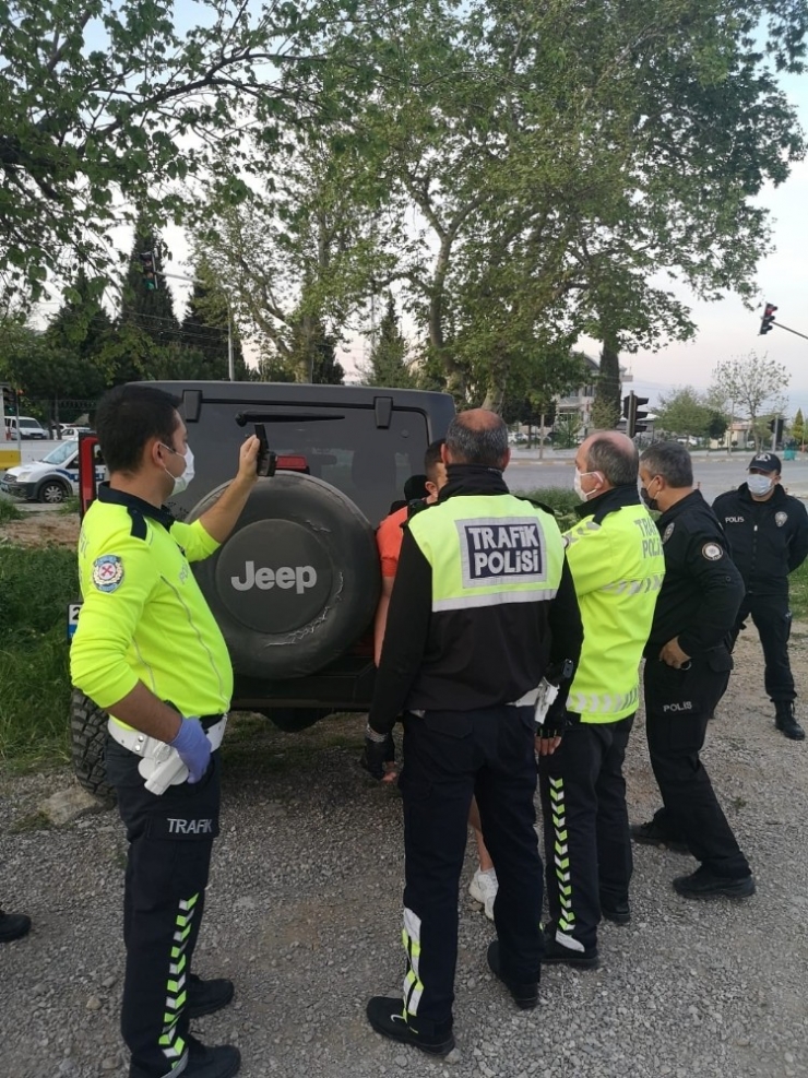 Sokağa Çıkma Kısıtlamasını Deldi, Alkollü Araç Kullanırken Polise Yakalandı