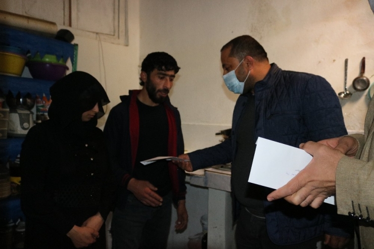 Diyarbakırlı İş Adamı Kapı Kapı Dolaşıp İhtiyaç Sahiplerine Para Dağıttı