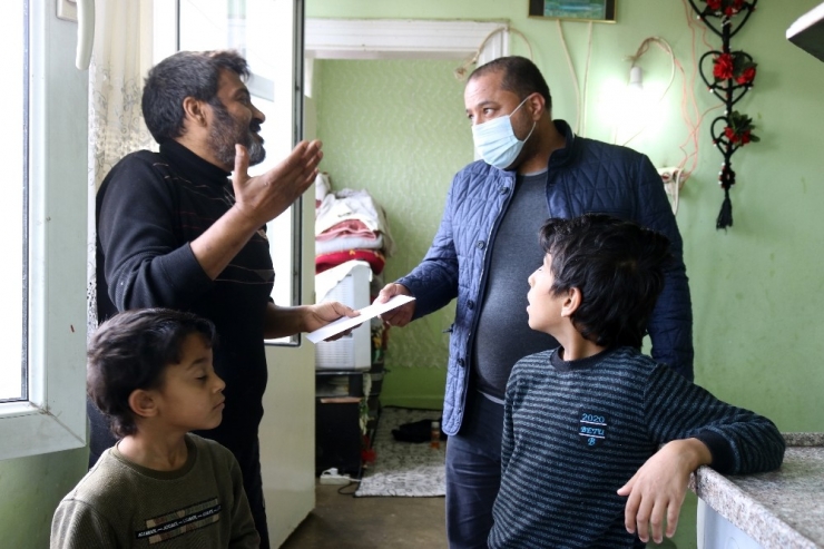 Diyarbakırlı İş Adamı Kapı Kapı Dolaşıp İhtiyaç Sahiplerine Para Dağıttı