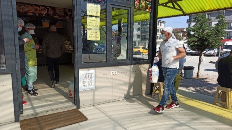 Sütçüden Sağlıkçılara Sütle Teşekkür