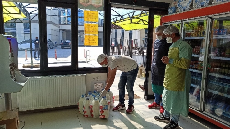 Sütçüden Sağlıkçılara Sütle Teşekkür