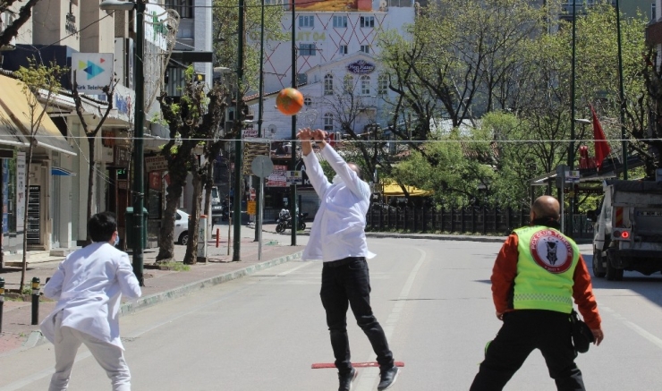En İşlek Caddeye İp Gerip Voleybol Oynadılar