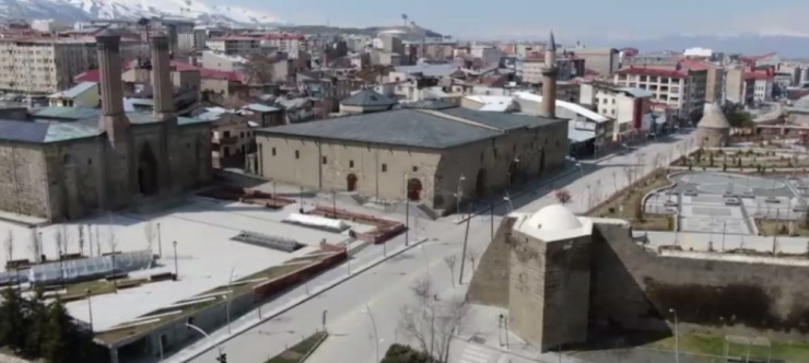 Erzurum Emniyetinden Sokağa Çıkma Kısıtlamasına Uyan Dadaşlara Teşekkür