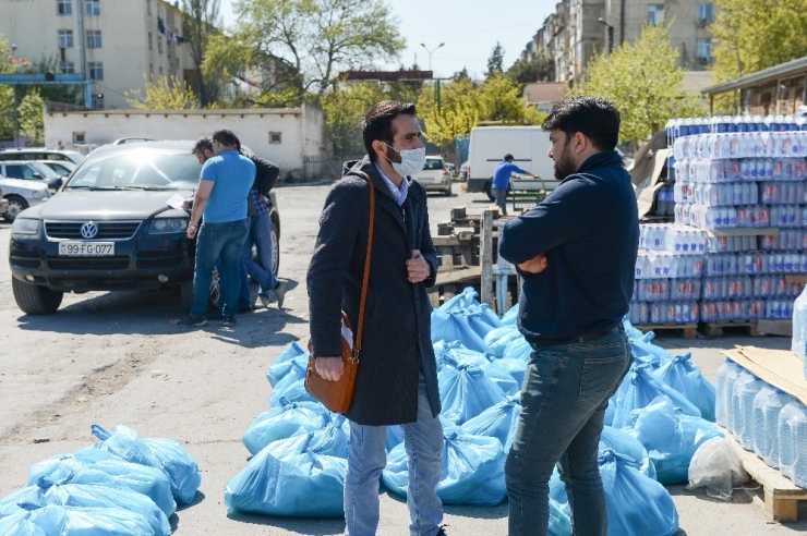 Azerbaycan’da Karantinadaki Erkekler “Ev Erkekleri Kulübü” Kurdu