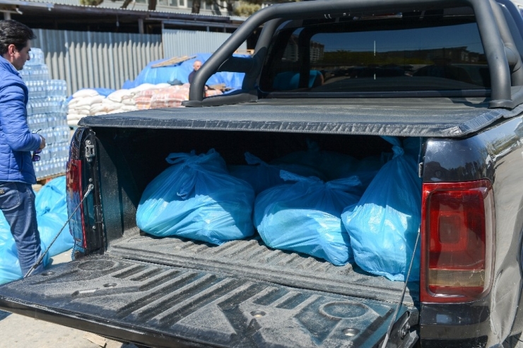 Azerbaycan’da Karantinadaki Erkekler “Ev Erkekleri Kulübü” Kurdu