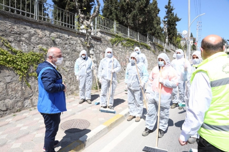 Sokağa Çıkma Kısıtlamasını Fırsata Çevirip Caddeleri Fırçalarla Yıkadılar