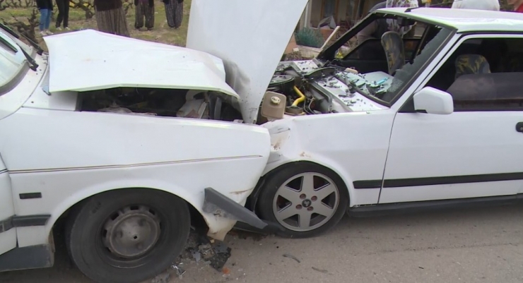 İki Otomobil Kafa Kafaya Çapıştı: 7 Yaralı