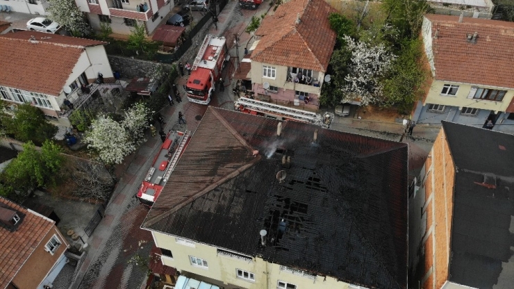 Sultanbeyli’de Çatı Yangını Korkuttu