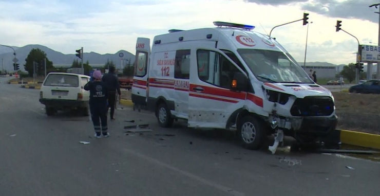 Isparta’da Ambulans İle Otomobil Çarpıştı: 1’i Ağır 2 Yaralı