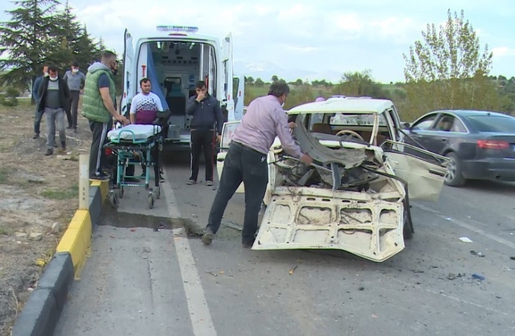Isparta’da Ambulans İle Otomobil Çarpıştı: 1’i Ağır 2 Yaralı